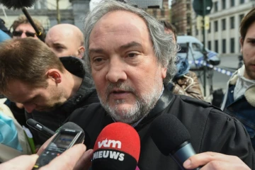 Vincent Lurquin, avocat d'Osama Krayem, répond aux questions des journalistes, devant le palais de justice de Bruxelles, le 14 avril 2016