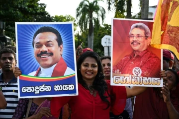 Des sympathisants de Gotabaya Rajapaksa, surnommé "Terminator", fêtent sa victoire à l'élection présidentielle du  Sri Lanka, le 17 novembre 2019 à Colombo