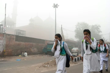 Des écolières couvrent leurs visages pour se protéger de la pollution, le 8 novembre 2017 à New Delhi, en Inde
