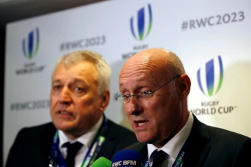 Le président de la Fédération française de rugby (FFR), Bernard Laporte (D), et l'ancien directeur général de la Coupe du monde 2023, Claude Atcher (G), à Londres le 15 novembre 2017