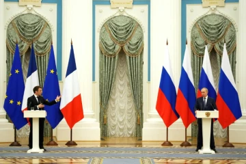 Le président russe Vladimir Poutine (D) et le président français Emmanuel Macron tiennent une conférence de presse conjointe à Moscou, le 7 février 2022
