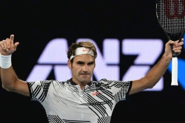 Le Suisse Roger Federer bras levés après sa victoire face à son compatriote Stan Wawrinka en demi-finales de l'Open d'Australie, le 26 janvier 2017 à Melbourne