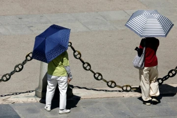 Des gens s'abritent du soleil le 23 juillet 2024 à Madrid, en pleine vague de chaleur