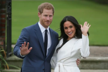 Le prince Harry et sa fiancée, l'actrice américaine Meghan Markle posent devant les photographes à Kensington Palace à Londres le 27 novembre 2017.