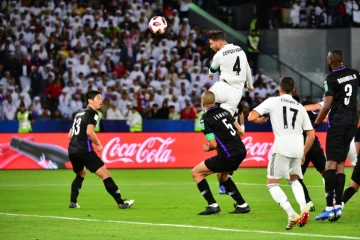 Le capitaine du Real Madrid Sergio Ramos marque de la tête contre Al-Ain en finale du Mondial des clubs le 22 décembre 2018 à Abu Dabi 