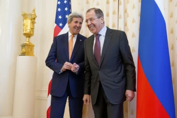 Le chef de la diplomatie russe Sergueï Lavrov (D) et son homologue américain John Kerry, le 24 mars  2016 à Moscou