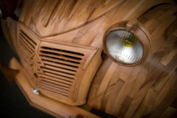 Le 21 mars 2017, à Loches, photo d'une 2CV en bois fruitier de Touraine, grandeur nature, construite par un passionné