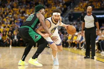 Klay Thompson des Golden State Warriors balle en main face à Marcus Smart des Boston Celtics en finale pendant le match 5 de la finale NBA le 13 juin au Chase Center à San Francisco