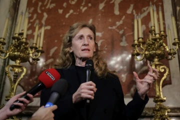 La ministre de la Justice Nicole Belloubet s'adresse aux journalistes après une réunion avec le personnel pénitentiare, le 22 janvier 2018 au ministère de la Justice à Paris
