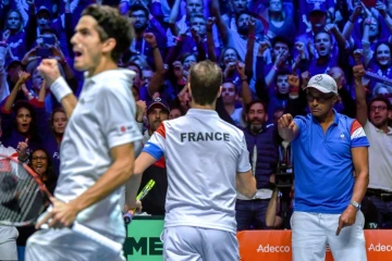 Le double victorieux: Pierre-Hugues Herbert et Richard Gasquet avec leur capitaine Yannick Noah, le 25 novembre 2017 à Villeneuve-d'Ascq lors de la finale de la Coupe Davis France-Belgique