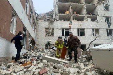 Des sauveteurs déblayent les décombres d'un bâtiment détruit à la suite d'une attaque de missile russe à Tchernigiv, en Ukraine, le 17 avril 2024