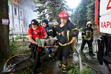 Une personne blessée est secourue après une frappe russe à Kharkiv, dans l'est de l'Ukraine, le 7 juin 2025