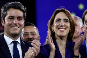 Valérie Hayer et Gabriel Attal lors d'un meeting électoral à Aubervilliers en Seine-Saint-Denis, le 1er juin 2024