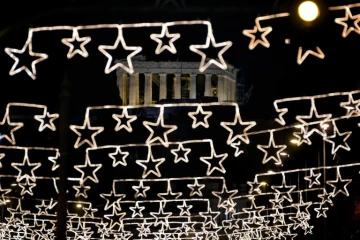 L'Acropole et le Parthénon à Athènes, vus à travers des illuminations de Noël, le 13 décembre 2016