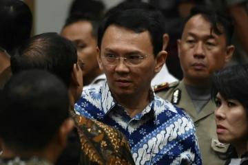 Le gouverneur chrétien de Jakarta Basuki Tjahaja Purnama parle à ses avocats après avoir été condamné à deux ans de prison pour blasphème à Jakarta le 9 mai 2017