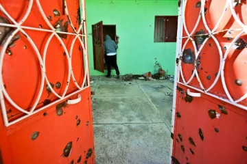 Un homme entre dans une maison pillée par des membres d'une organisation criminelle dans la ville de Jerez de Garcia Salinas, dans l'Etat de Zacatecas, au Mexique, le 14 mars 2022