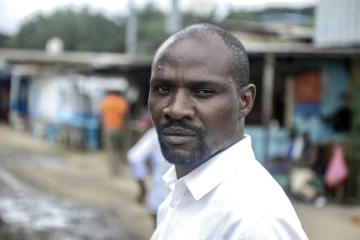 L'écrivain gabonais Janis Otsiemi dans le quartier des Charbonnages à Libreville, le 23 septembre 2015