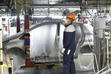 Un ouvrier de Toyota sur une chaine d'assemblage le 21 avril 2020 à Onnaing (nord de la France)