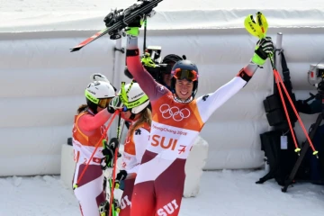 Le Suisse Ramon Zenhaeusern fou de joie après la victoire de son équipe en slalom parallèle des JO de Pyeongchang le 24 février 2018 