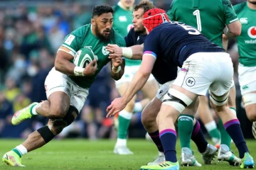 Le centre irlandais Bundee Aki (g) en percussion contre l'Ecosse dans le Tournoi des six nations, le 19 mars 2022 à Dublin
