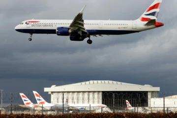 Un avion de la compagnie britannique British Airways au-dessus de l'aéroport de Londres Heathrow, le 5 février 2021