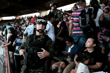 Des personnes déplacées à la suite des récents affrontements entre groupes armés s'abritent dans le stade General Santander à Cucuta, en Colombie, le 19 janvier 2025