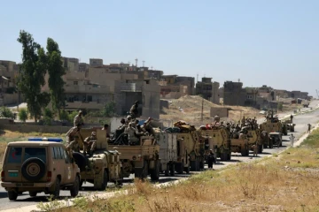 Des forces gouvernementales irakiennes sur une route conduisant à la ville de Tal Afar le 9 juin 2017