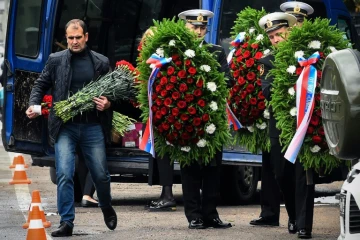 Des militaires de la Marine russe transportent des couronnes mortuaires avant les funérailles des 14 officiers tués dans l'incendie d'un petit sous-marin nucléaire, le 6 juillet 2019 à Pétersbourg