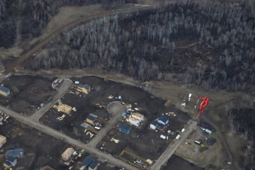 Photo prise le 19 avril 2017 de Fort McMurray qui se reconstruit peu à peu après qu'un feu de broussailles aux abords de la ville pétrolière s'était transformé le 1er mai 2016 en un gigantesque brasier dévorant près de 600.000 ha de forêt