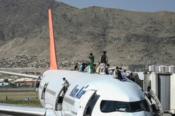 Des Afghans désespérés tentent par tous les moyens de quitter l'aéroport de Kaboul le 16 août 2021