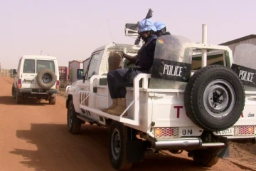 Des policiers maliens en patrouille avec des Casques bleus de la Minusma, le 18 mai 2016 à Gao, dans le nord du Mali