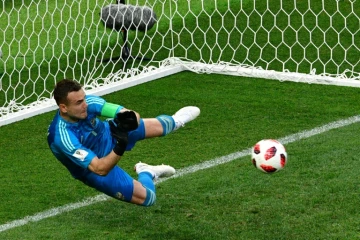 Le gardien russe Igor Akinfeev évite un but espagnol lors de la qualification pour les quarts de finale du Mondial le 1er juillet 2018
