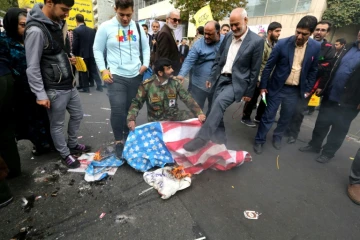 Des manifestants iraniens piétinent le drapeau des Etats-Unis à Téhéran le 4 novembre 2019