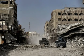Les forces irakiennes patrouillent dans une rue de Mossoul après avoir repris l'ouest de la ville aux jihadistes de l'EI, le 8 mars 2017