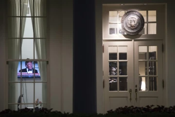Une image du président américain Donald Trump sur un écran de télévision à la Maison Blanche, à Washington, le 15 mai 2017