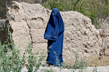 Une femme afghane porte une burqa dans la province du Helmand, en Afghanistan le 27 août 2024