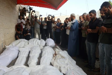 Des proches de victimes d'une frappe israélienne se recueillent à l'hôpital des Martyrs d'Al-Aqsa, à Deir al-Balah, dans le centre de la bande de Gaza, le 17 août 2024, sur fond de conflit entre Israël et le mouvement islamiste Hamas