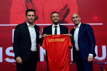 Le nouveau sélectionneur Luis Enrique présenté par le président de la RFEF Luis Rubiales et son directeur sportif Jose Francisco Molina à Las Rozas de Madrid, le 19 juillet 2018