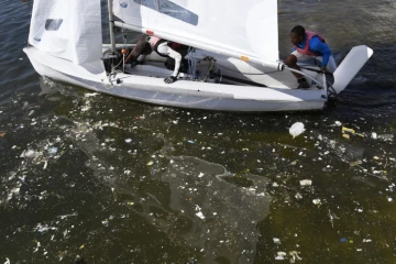 Un voilier bloqué par des détritus, lors d'un entraînement dans la baie de Guanabara, sites des épreuves olympiques près de Rio, le 1er août 2016