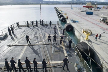 Des marins à bord d'un destroyer Arleigh Burke, l'USS Sterett, avant son départ de la base navale Guam, le 9 août 2017