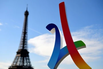 Logo de Paris-2024 avec la Tour Eiffel en arrière plan, le 13 mai 2017 à Paris