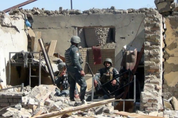 Des policiers afghans sur les lieux d'une attaque des talibans contre le siège de la police à Gardez (sud-est de l'Afghanistan), le 18 juin 2017 