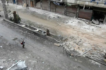 Un enfant syrien au milieu des destructions dans la localité de Hammouriyé dans la Gouta orientale, le 22 février 2018