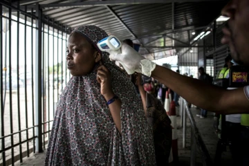Vérification de la température pour dépister Ebola à l'entrée en République démocratique du Congo à Goma le 16 juillet 2019