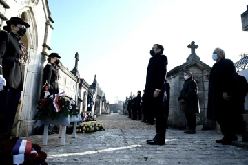 Le président Emmanuel Macron devant le tombeau de l'ancien président François Mitterrand le 8 janvier 2021 à Jarnac 