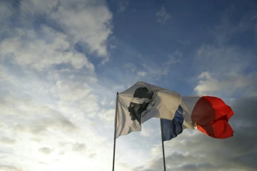Les drapeaux français et corse flottant à Ajaccio sur l'île de Corse, le 14 mars 2024 