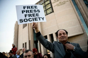 "Presse libre, société libre" proclame la pancarte d'un manifestant près du tribunal d'Istanbul où a repris ce 1er avril le procès de deux journalistes du quotidien d'opposition Cumhuriyet, le rédacteur en chef Can Dundar et le chef du bureau d'Ankara Erdem Gul