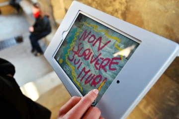 Lors de la visite du Campanile de Giotto à Florence, les touristes sont invités à dessiner leurs grafittis sur des tablettes, le 17 mars 2016