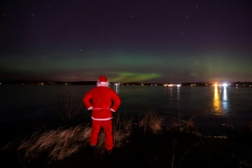 Un homme costumé en père Noël à Vaasa (Finlande) by le 23 décembre 2016 