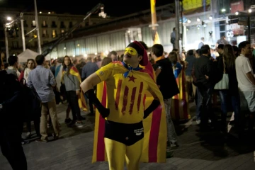 Un homme déguisé en super-héros aux couleurs du drapeau catalan, le 27 septembre 2015 alors que les indépendantistes fêtent leur victoire à Barcelone